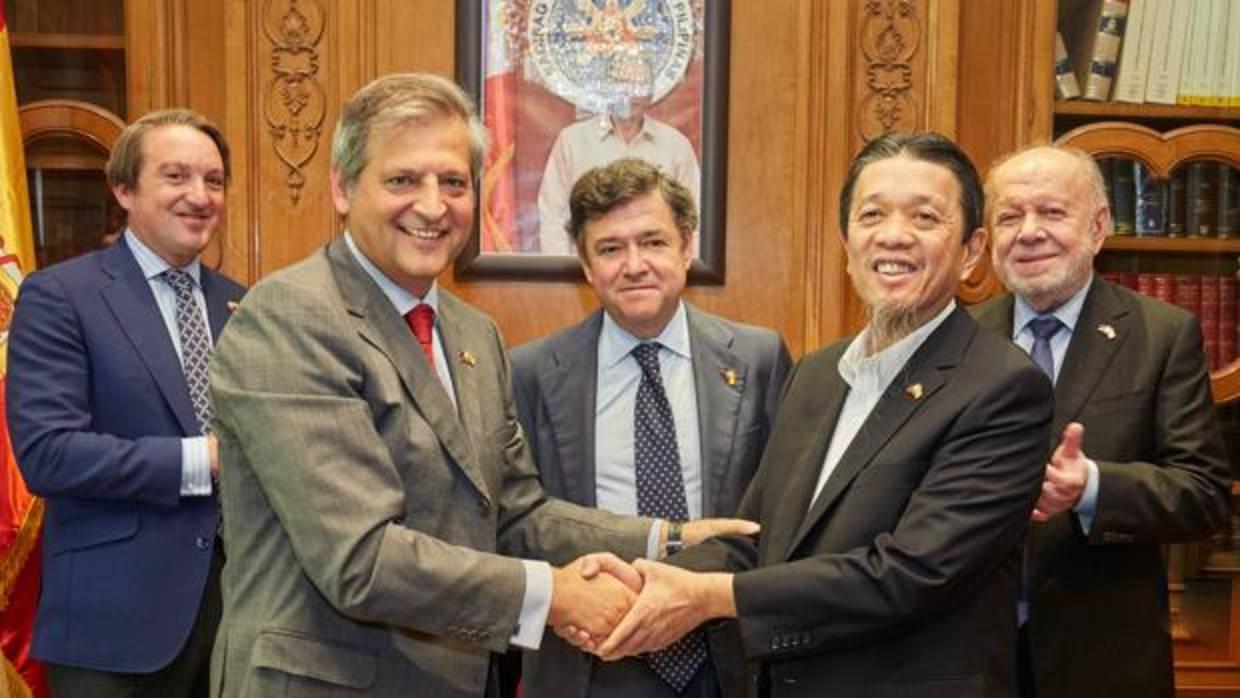 La firma se realzió en la residencia del Embajador de Filipinas en España
