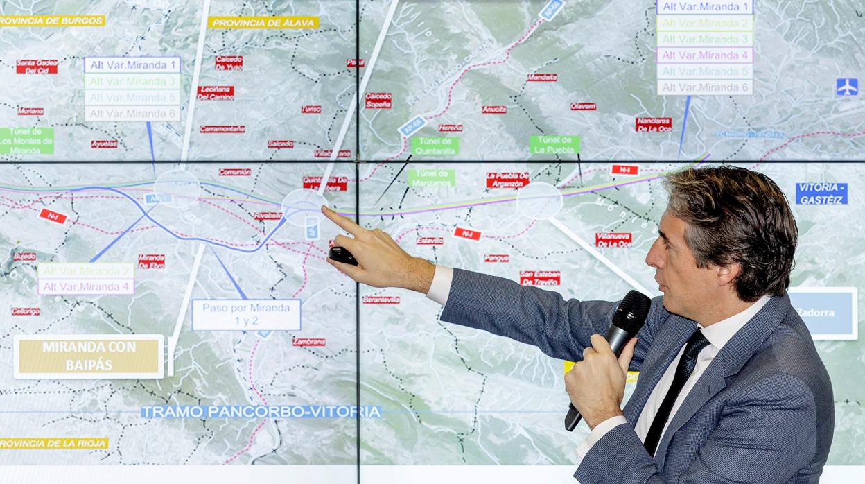 El ministro de Fomento, Íñigo de la Serna, ante un mapa sobre la expansión de la red AVE