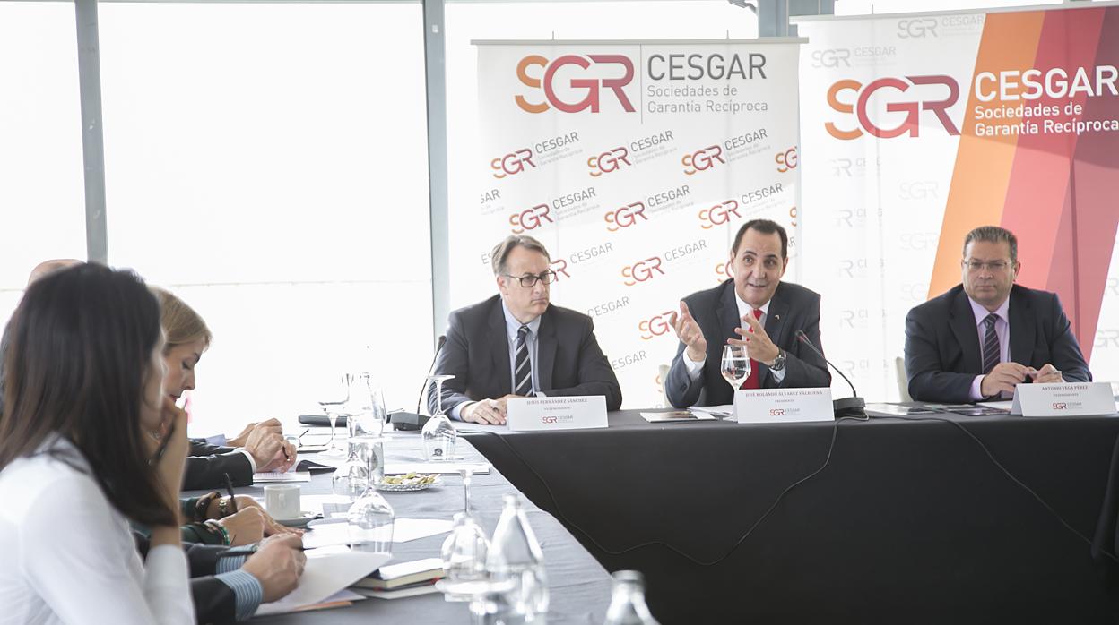 En medio, José Rolando Álvarez, presidente de CESGAR. A sus lados, Jesús Fernández y Antonio Vega, vicepresidentes