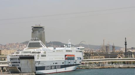 Un barco de crucero atracado en el puerto de Barcelona