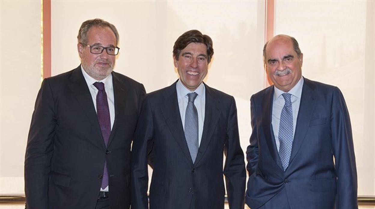 Demetrio Carceller, Manuel Manrique y Moreno Carretero tras la última junta de accionistas