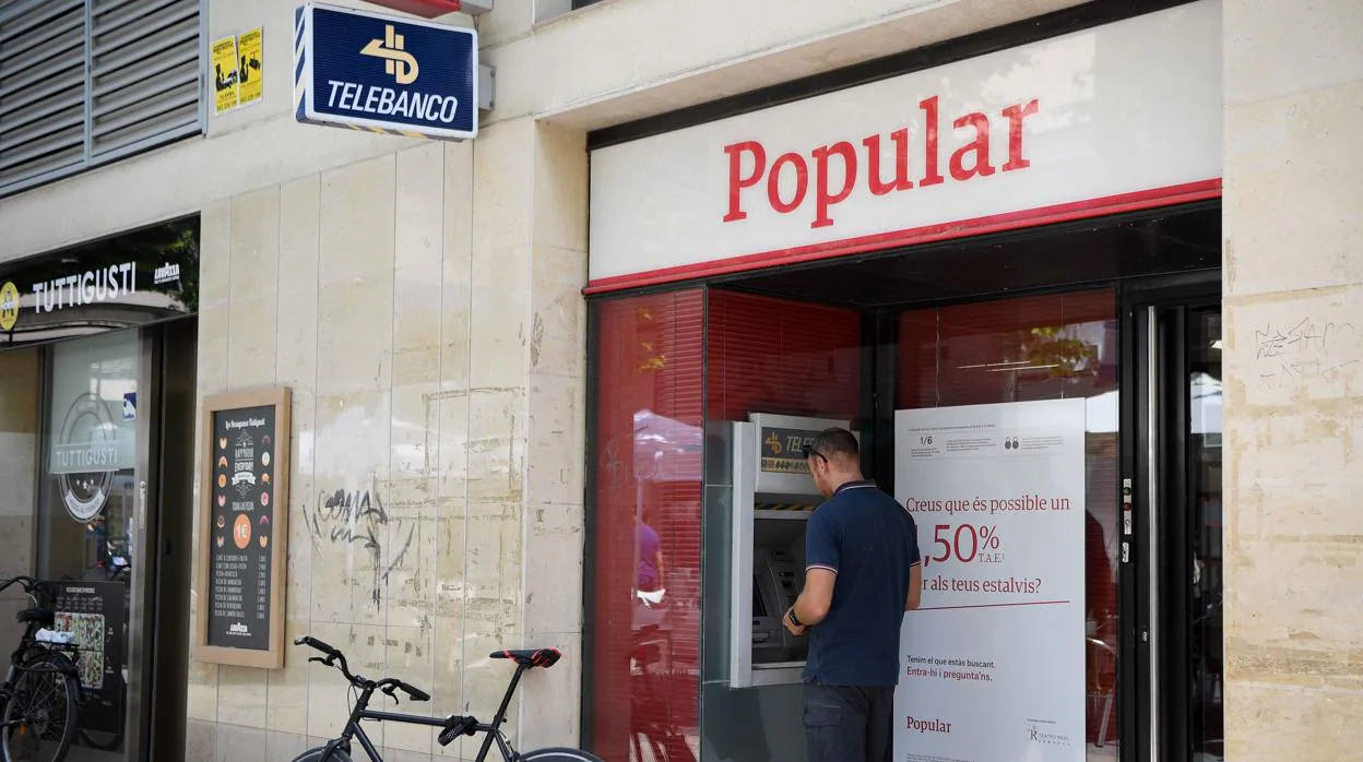Las oficinas del Popular y el Pastor siguen luciendo sus marcas y un añadido con el logo del grupo Santander