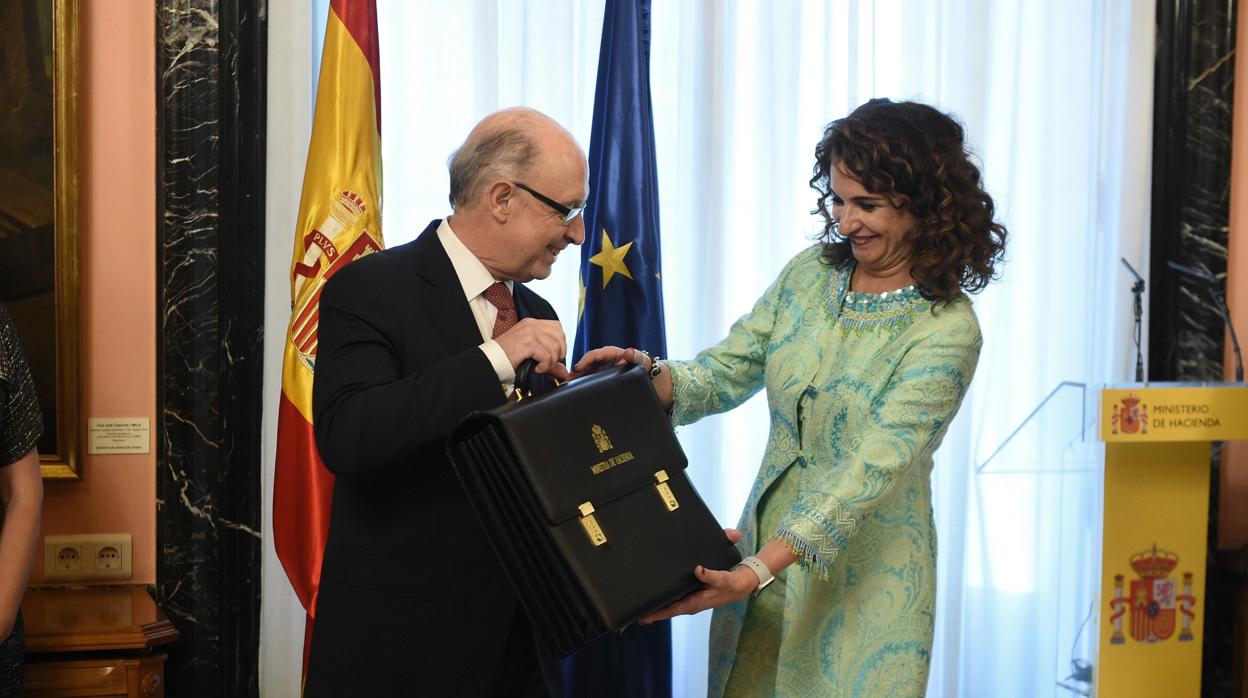 El exministro de Hacienda, Cristóbal Montoro, le entrega simbólicamente la cartera a su sucesora en el cargo María Jesús Montero