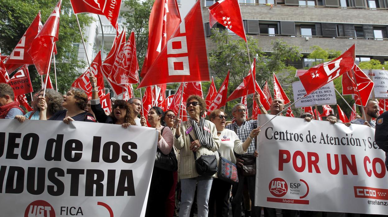 Concentración de delegados y liberados sindicales ante la sede de CEOE en Madrid