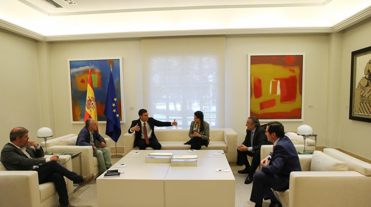 De izda a dcha: los secretarios generales de Comisiones Obreras, Unai Sordo, su homólogo den UGT, Pepe Álvarez, el presidente del Gobierno, junto a la ministra de Trabajo Valerio, Juan Rosell (CEOE) y Garamendi (Cepyme)