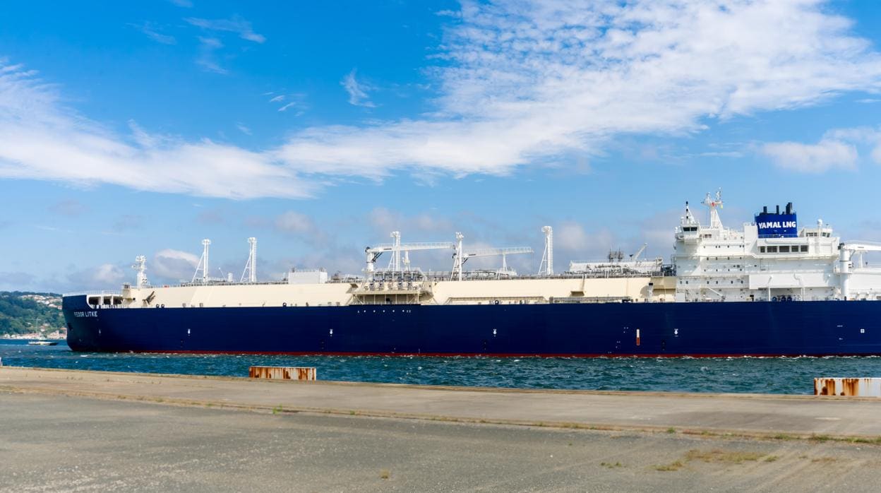 El buque, a su llegada a la planta de Reganosa, en Mugardos, La Coruña