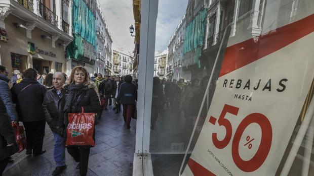 Los precios suben una media del 4% semanas antes de las rebajas, según un estudio