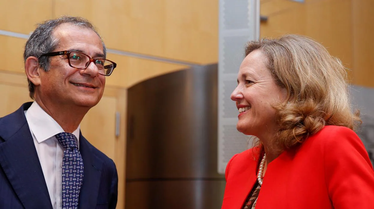 La ministra de Economía, Nadia Calviño, junto conversa con el ministro de Finanzas italiano, Giovanni Tria