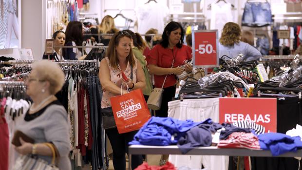 Las rebajas de este verano generarán casi 180.000 nuevos empleos, un 9% más que en 2017