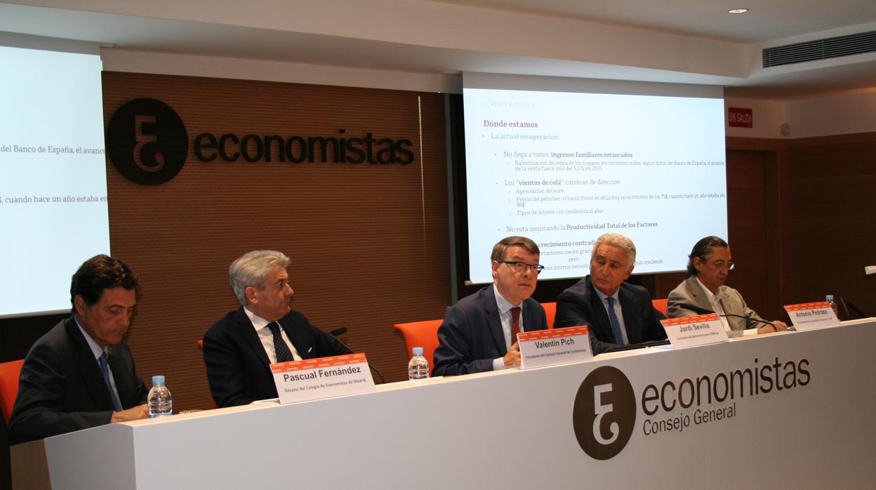 El presidente del Consejo General de Economistas, Valentí Pich, junto al exministro Jordi Sevilla