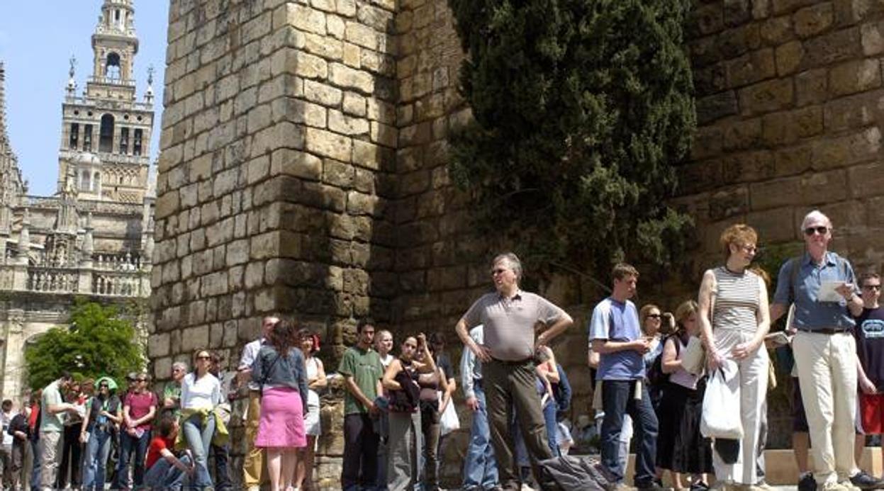 Multitud de turistas esperando a la entrada de los Reales Alcázares de Sevilla