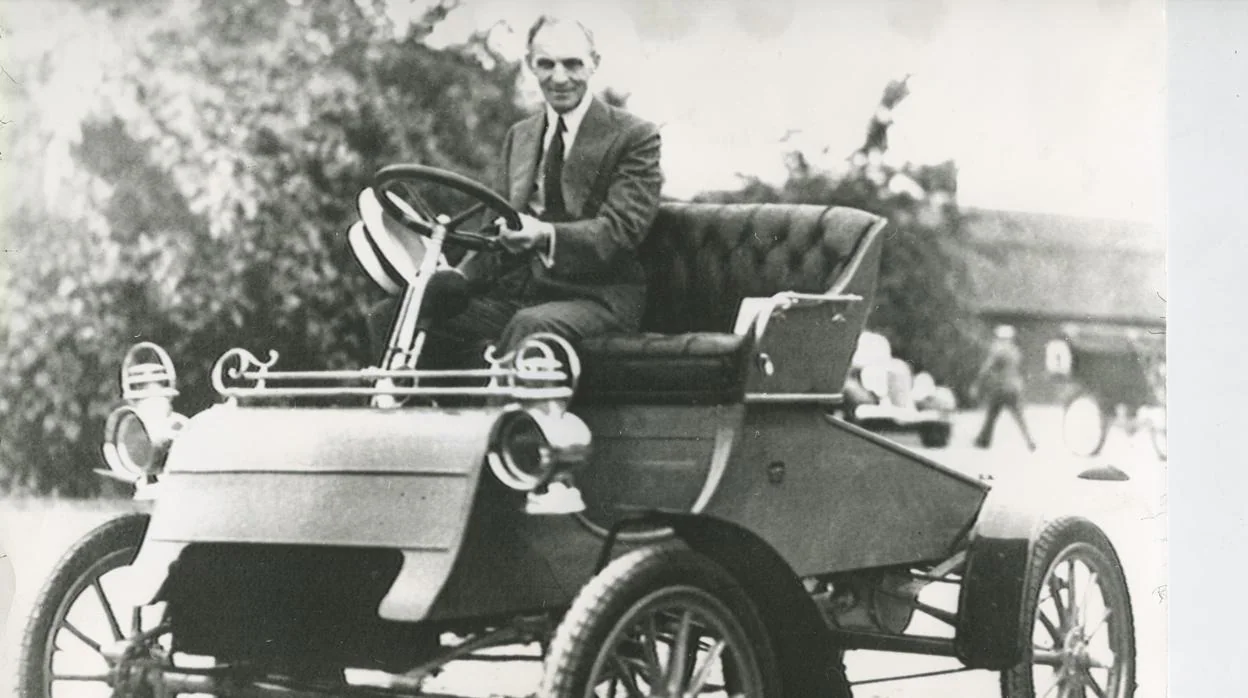Henry Ford, montado en su modelo «estrella», el Ford T