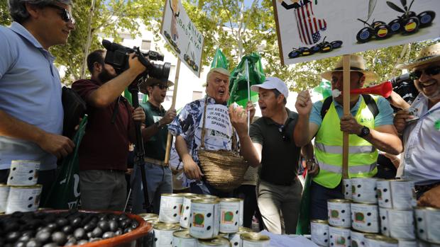 Trump «se aparece» en la Plaza Nueva en la protesta contra los aranceles a la aceituna