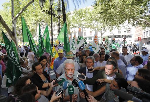 Ricardo Serra, presidente de Asaja Sevilla, rodeado de periodistas