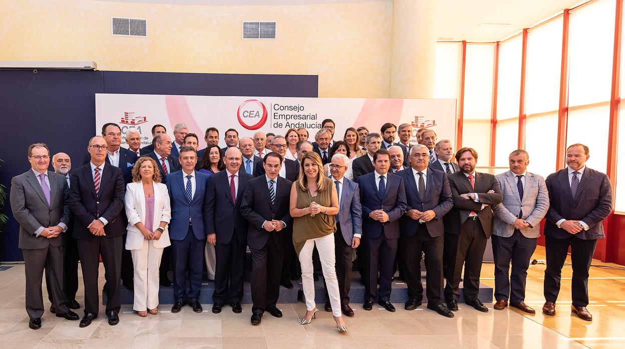 Susana Díaz y Javier González de Lara, ayer, en la presentación del nuevo consejo empresarial de la CEA