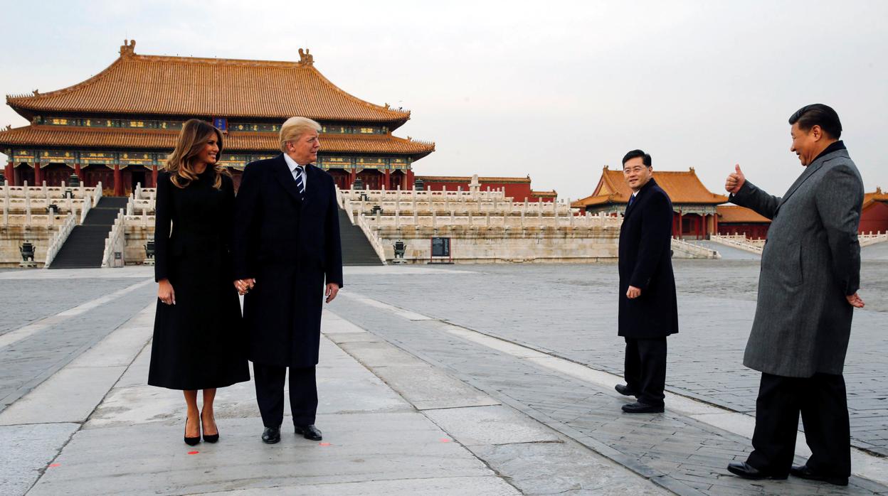 El presidente de EStados Unidos, Donald Trump (centro) junto a la primera dama, Melania Trump y el presidente de China Xi JInping (dcha imagen)