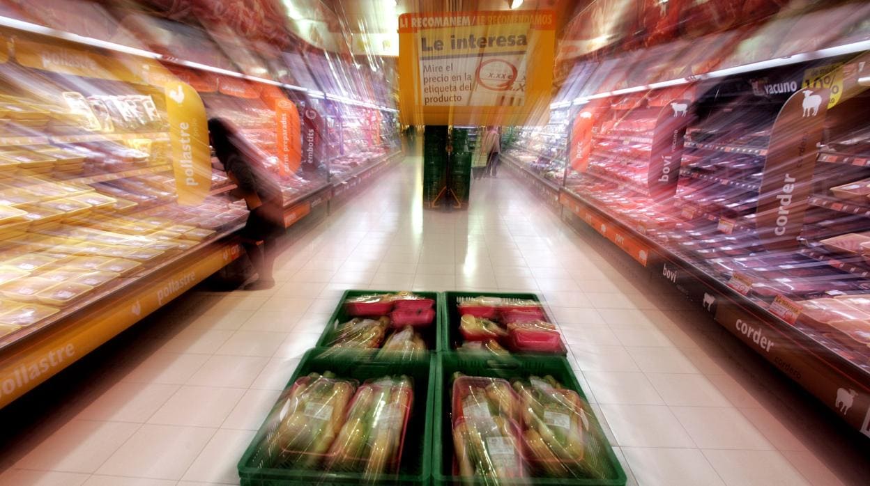 ¿En qué supermercados es más cara la cesta de la compra que hace un año?