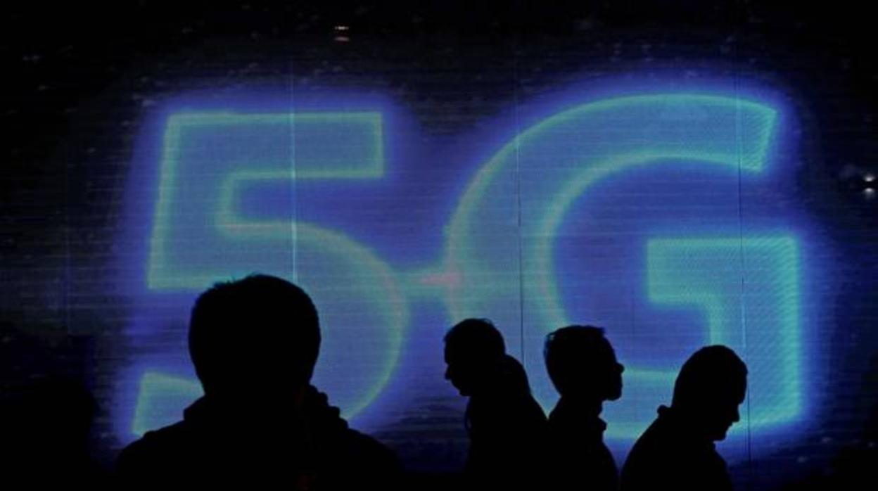 Los operadores ofrecen 194 millones en el primer día de subasta para el 5G