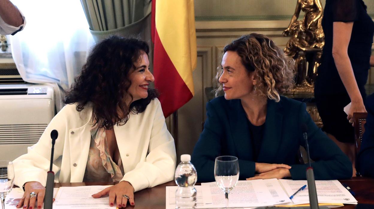 La ministra de Hacienda, María Jesús Montero, junto a la de Administraciones Territoriales, Meritxell Batet en la Comisión Nacional de Administración Local