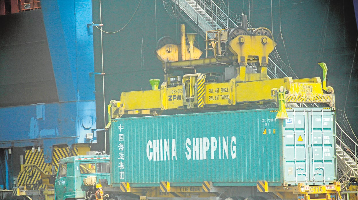 Imagen de archivo de un contenedor de mercancías chino camino de Europa