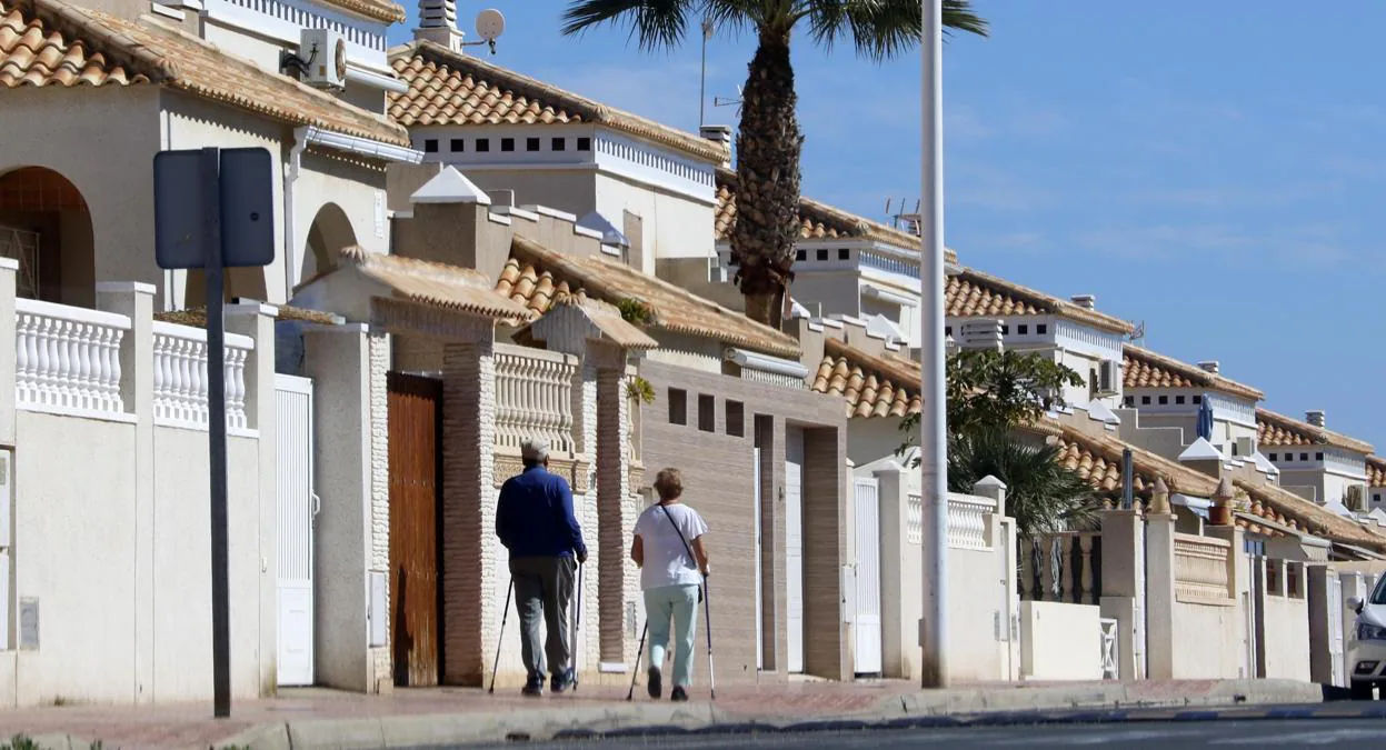 Dos jubilados pasean por las calles de Torrevieja