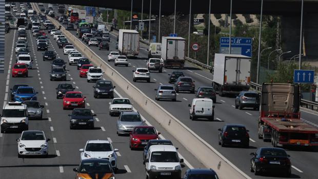 Llenar el depósito en la operación salida es 8 euros más caro que el año pasado