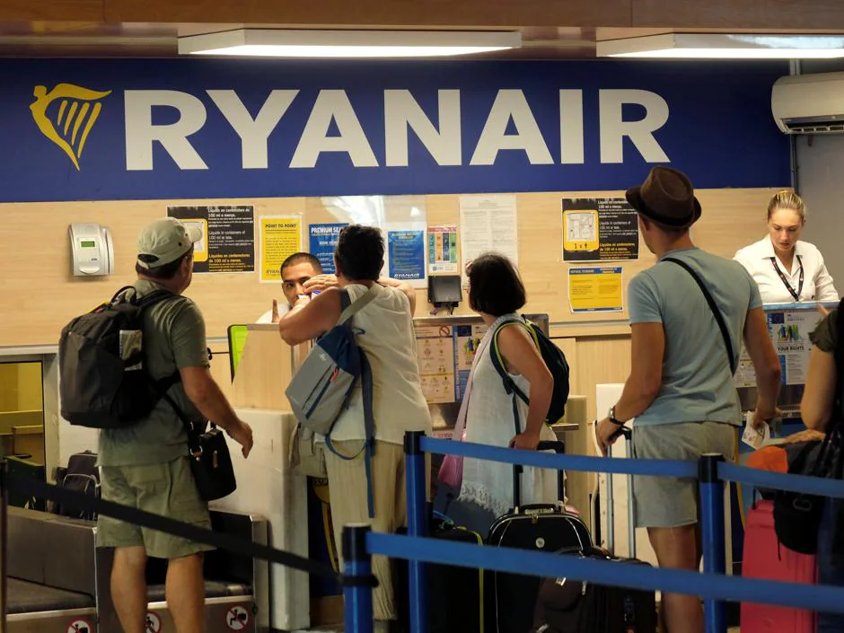 Pasajeros de Ryanair protestan a la compañía en el aeropuerto de Valencia