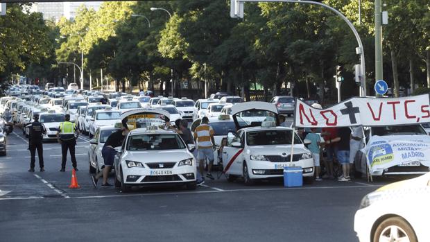 La huelga de taxis en directo: Ábalos preside la reunión que intenta transferir las competencias de las VTC