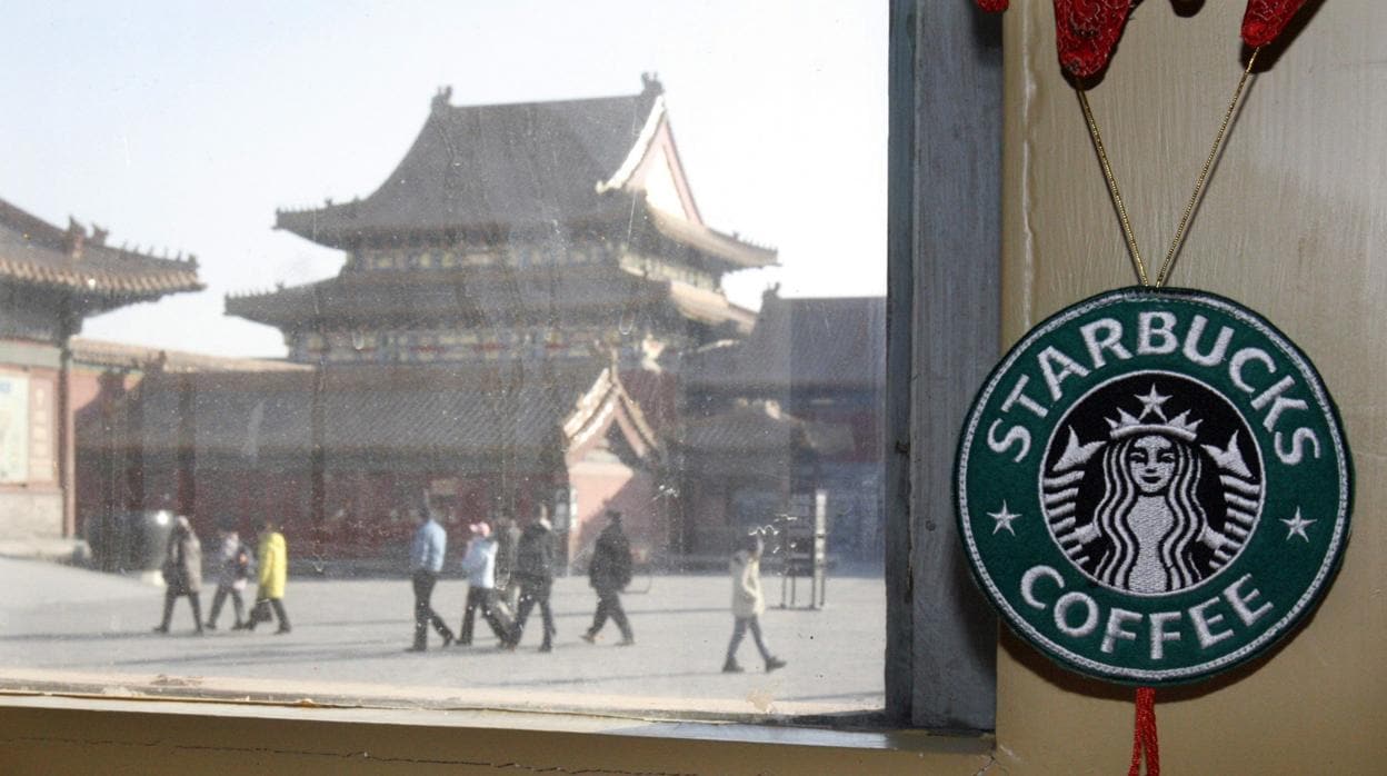 Un logotipo de Starbucks colgado en la controversial tienda dentro de la Ciudad Prohibida en Pekín