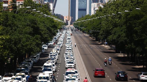 Las dos caras de la huelga de taxis: Menos clientes en las tiendas, más descargas para Uber y Cabify