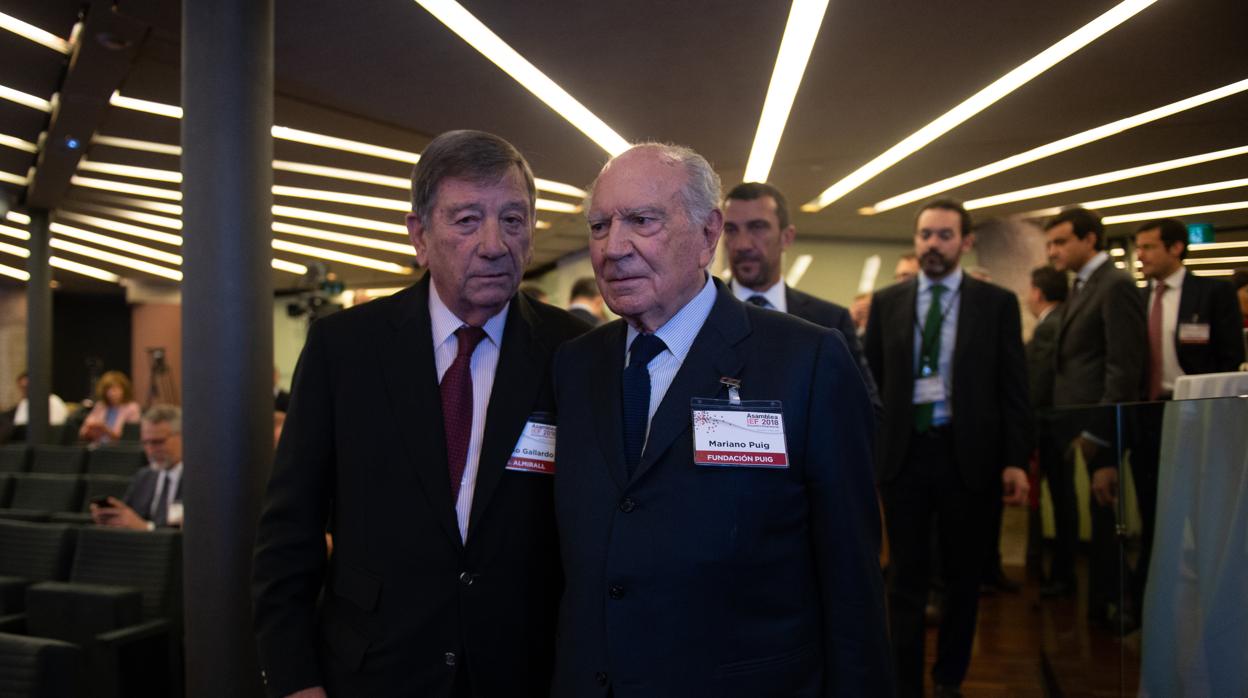 Jorge Gallardo Ballart, presidente y director de Almirall (izda) junto a Mariano Pugi (dcha), uno de los propietarios del Grupo Puig