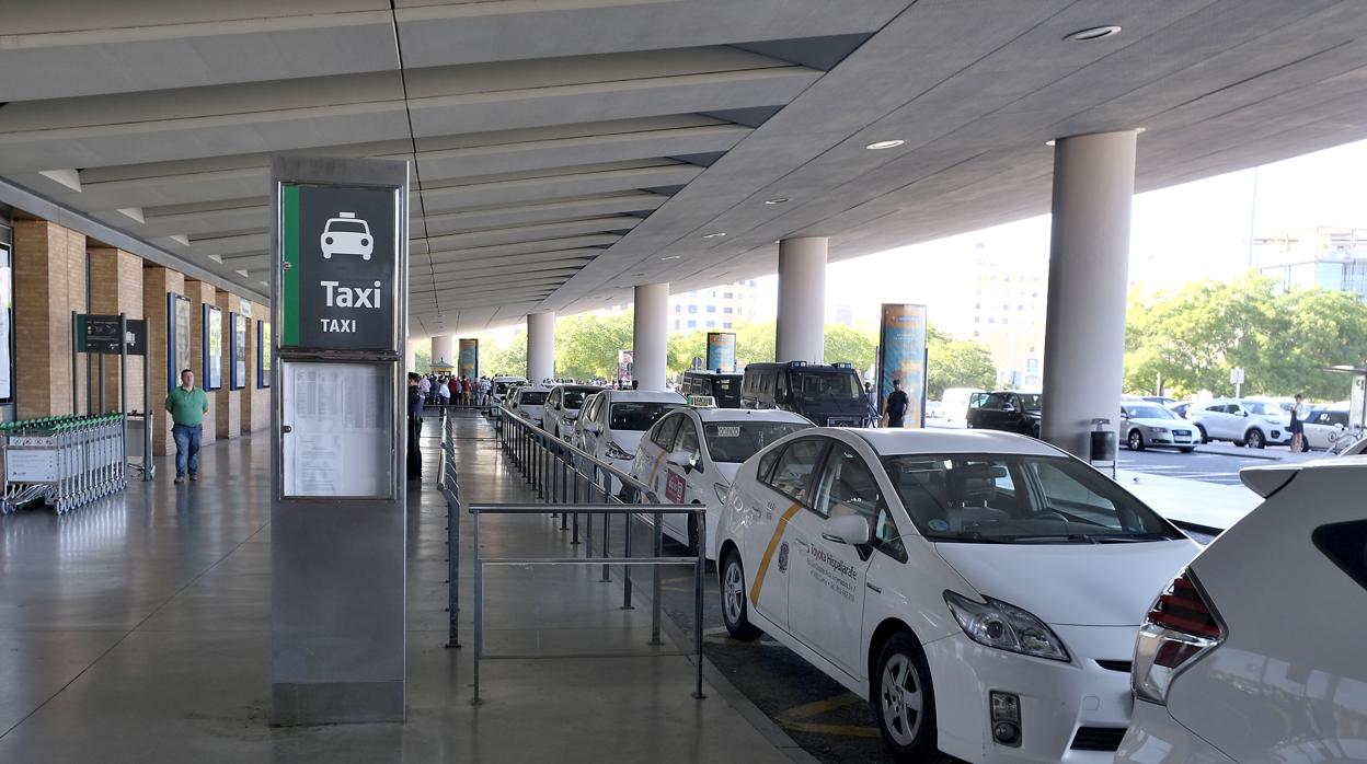 Una parada de taxis en Sevilla durante las jornadas de huelga