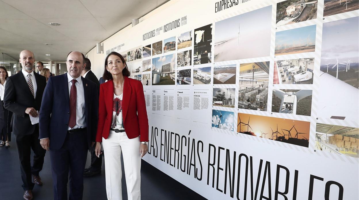 La ministra de Industria, Comercio y Turismo, Reyes Maroto (derecha) junto al vicepresidente navarro, Manu Ayerdi (2d), y el director general de CENER, Pablo Ayesa (izda)