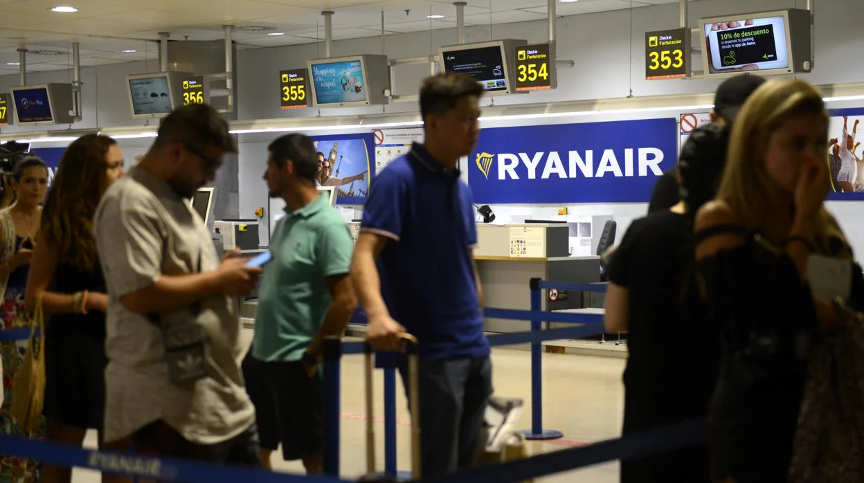 Imagen de un puesto de embarque de Ryanair en Madrid