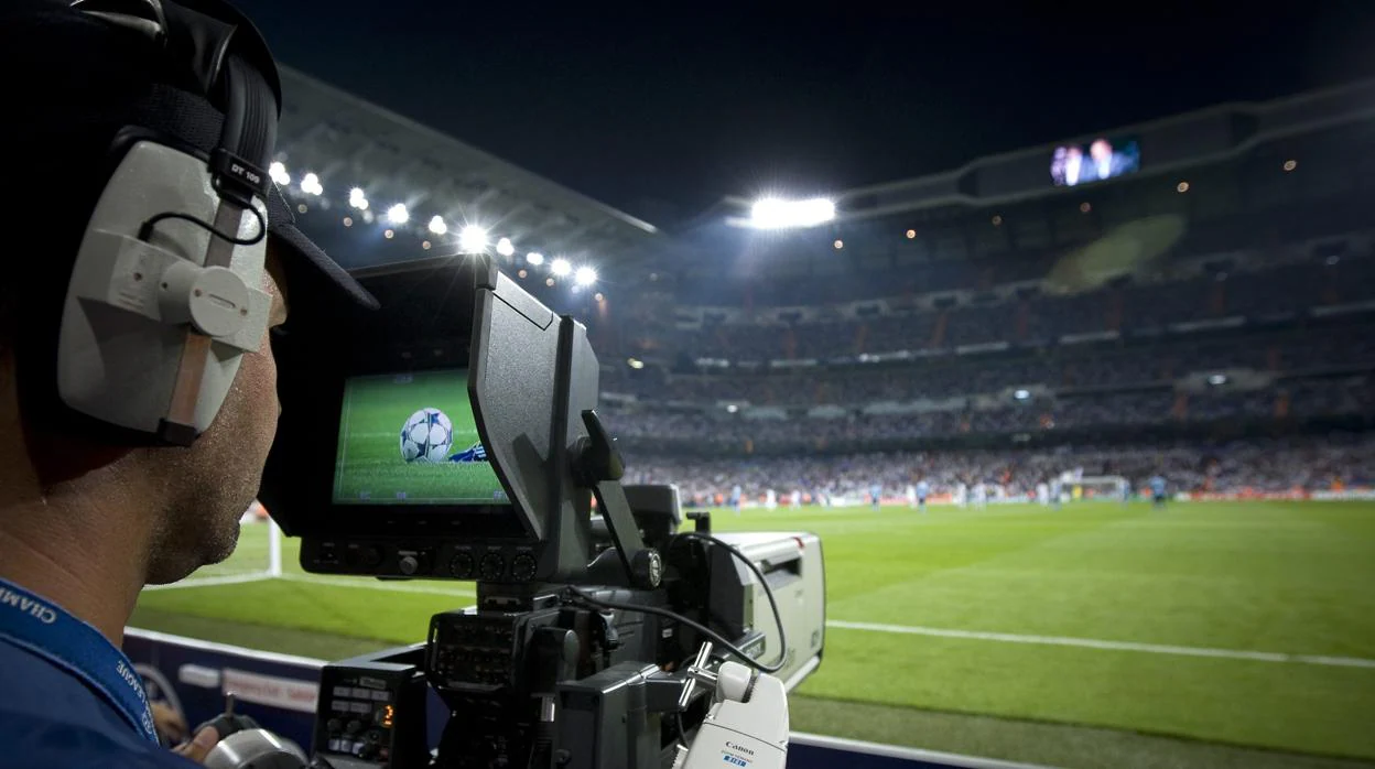 Vodafone denuncia a Telefónica ante la CNMC por las ofertas de fútbol televisado