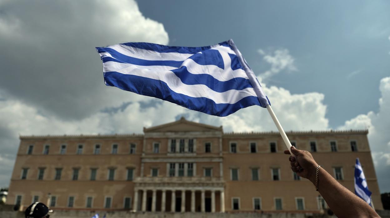 Bruselas seguirá vigilando que Grecia implanta las medidas comprometidas