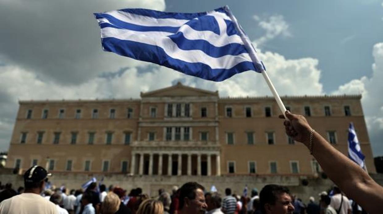 El incierto futuro de Grecia tras el rescate y otras noticias económicas de la mañana