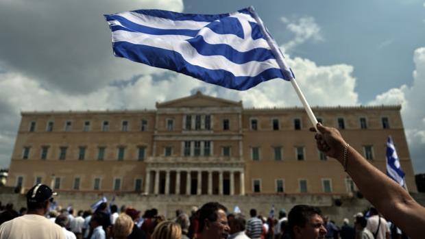 El incierto futuro de Grecia tras el rescate y otras noticias económicas de la mañana