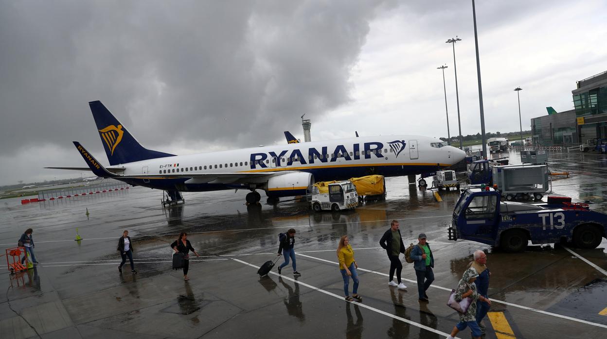 La OCU pide a Seguridad Aérea que investigue a Ryanair por querer cobrar el equipaje de mano