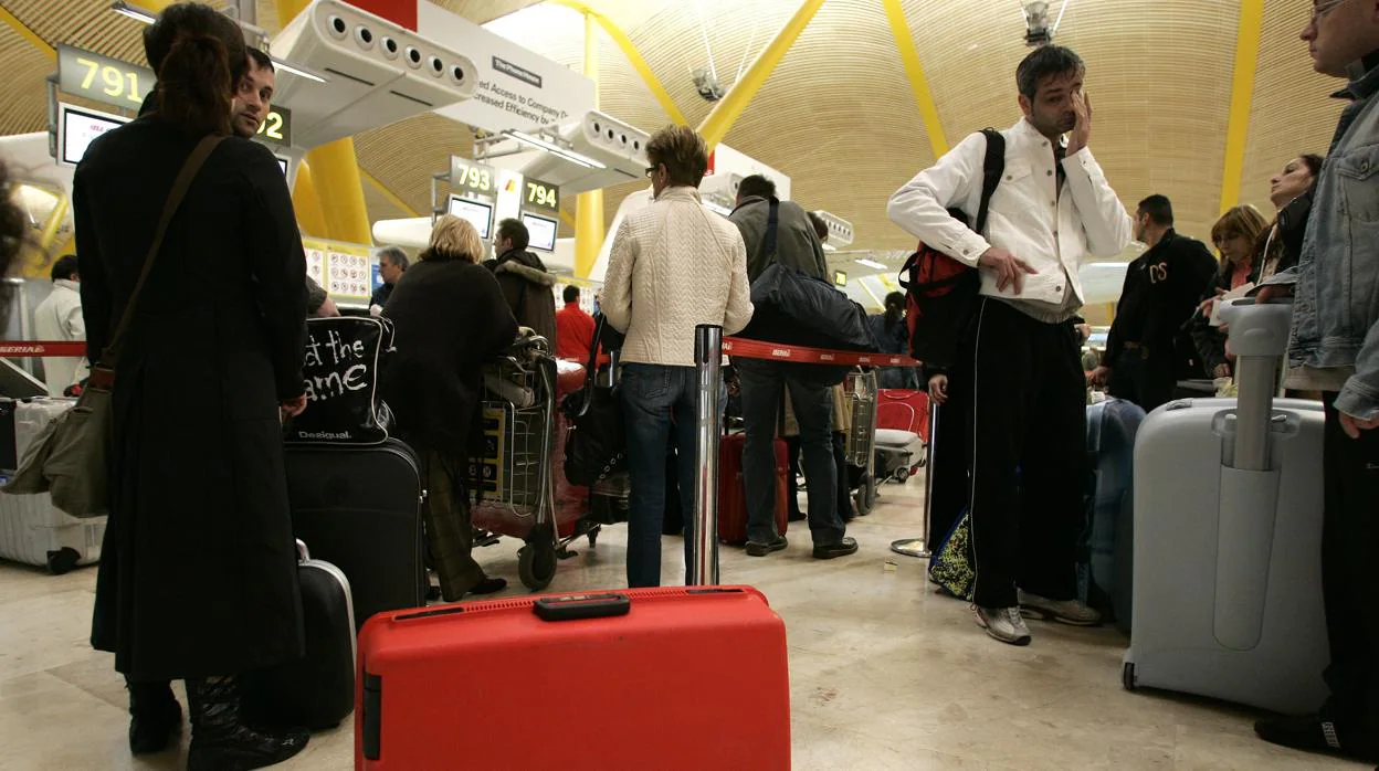 Ryanair contesta a Facua: «Ninguna aerolínea permite que sus pasajeros suban todas sus maletas a la cabina»