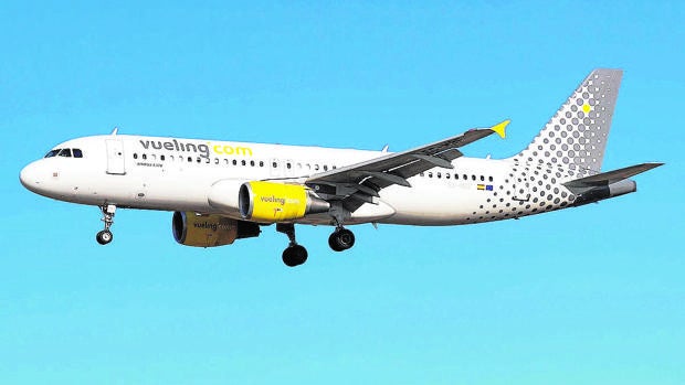 Vueling condenado a indemnizar a una pasajera con 4.300 euros por una caída en El Prat