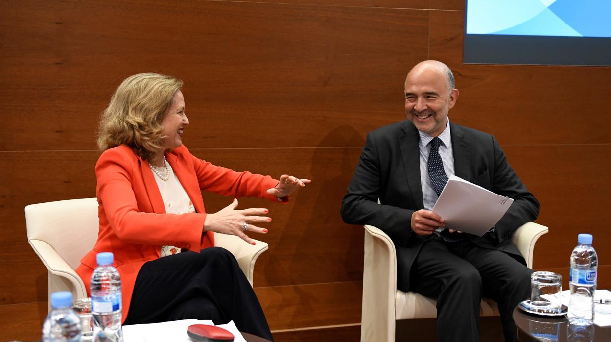 El comisario europeo de Asuntos Económicos y Financieros, Pierre Moscovici, y la ministra de Economía y Empresa, Nadia Calviño