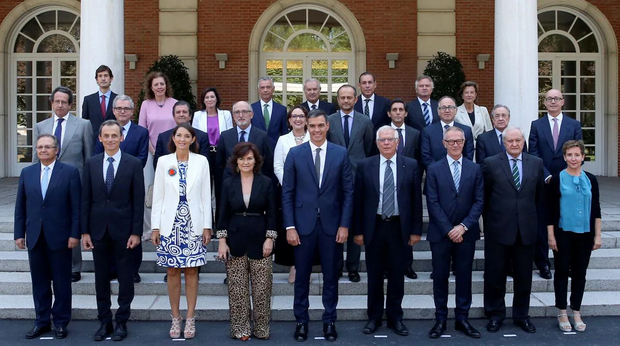 Sánchez y varios de sus ministros junto a los patronos de la Fundación Carolina