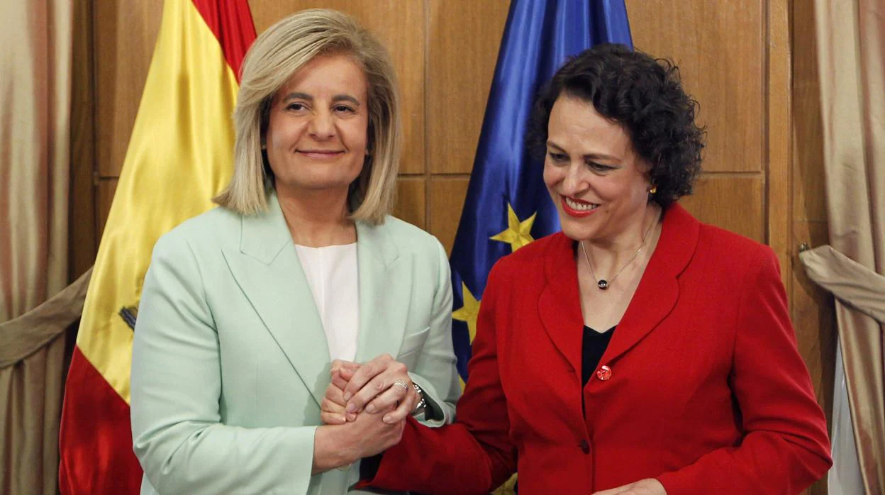 Fátima Báñez, exministra de Empleo (dcha.) y Magdalena Valerio, ministra de Trabajo, en el traspaso de carteras