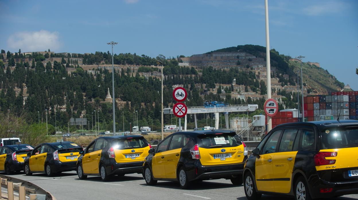 Una fila de taxis en Barcelona durante la huelga del gremio en el mes de julio