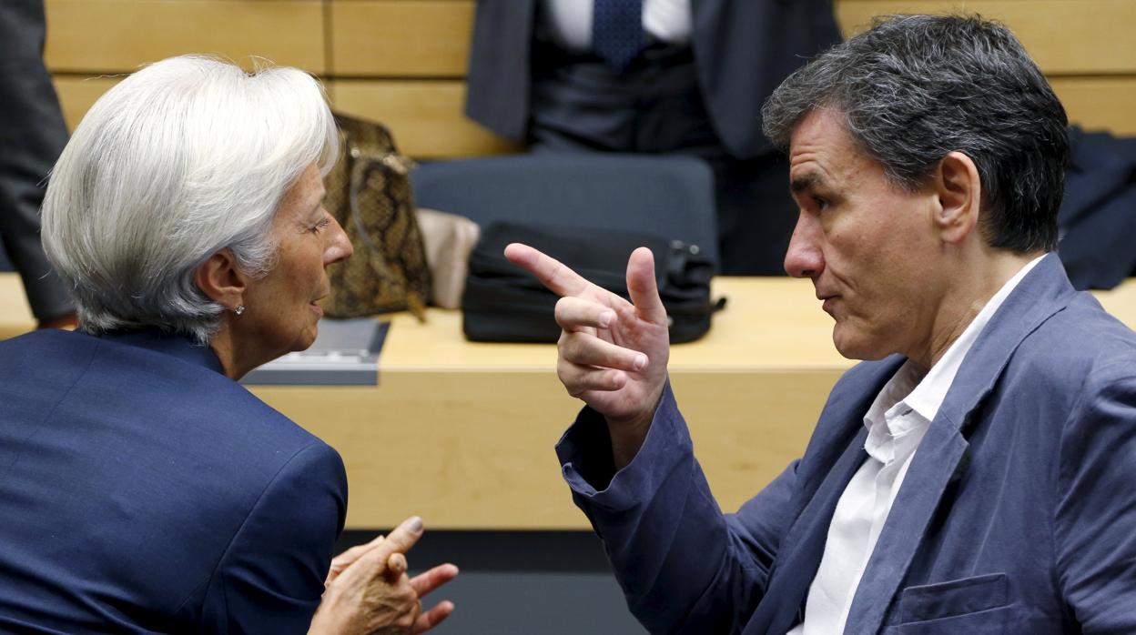 La directora gerente del FMI, Christine Lagarde, junto al ministro de Finanzas heleno, Euclides Tsakalotos
