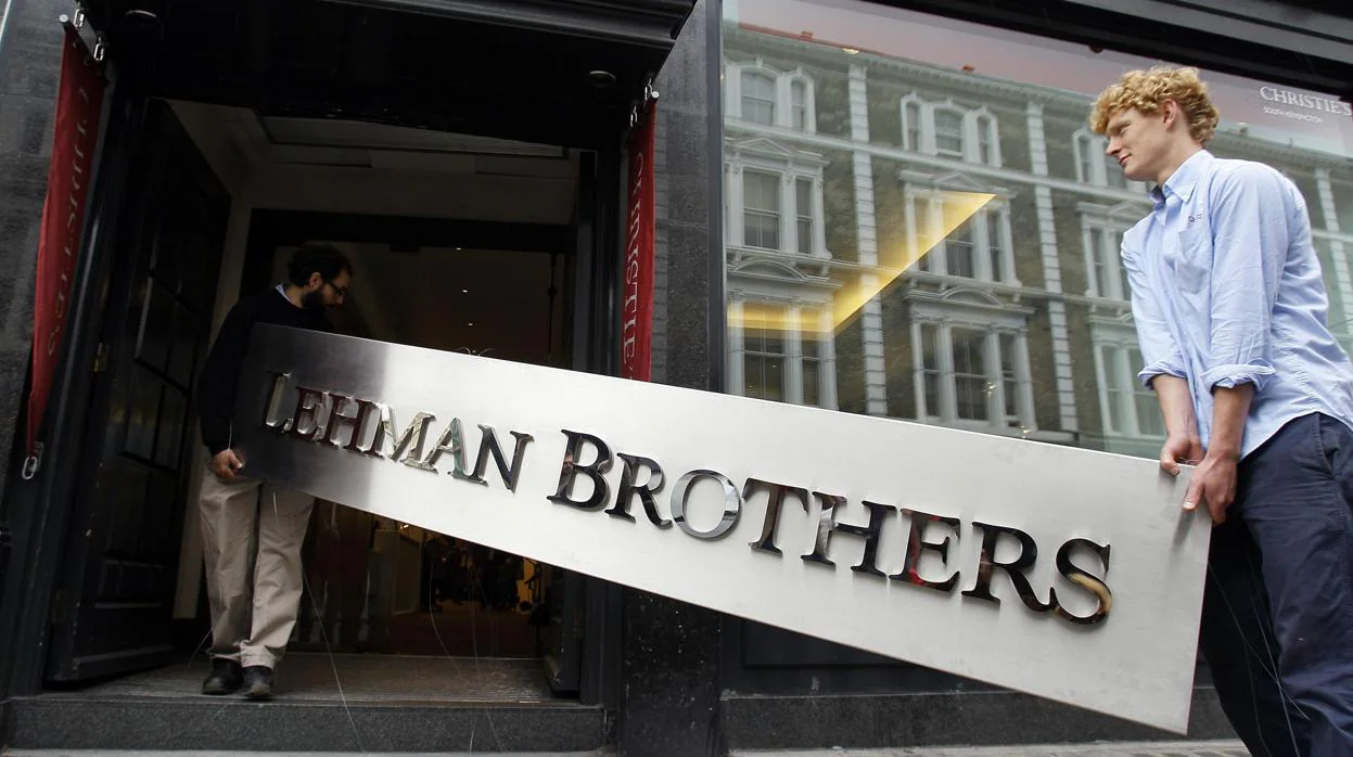 El cartel de Lehman Brothers tras se retirado de su sede en Nueva York