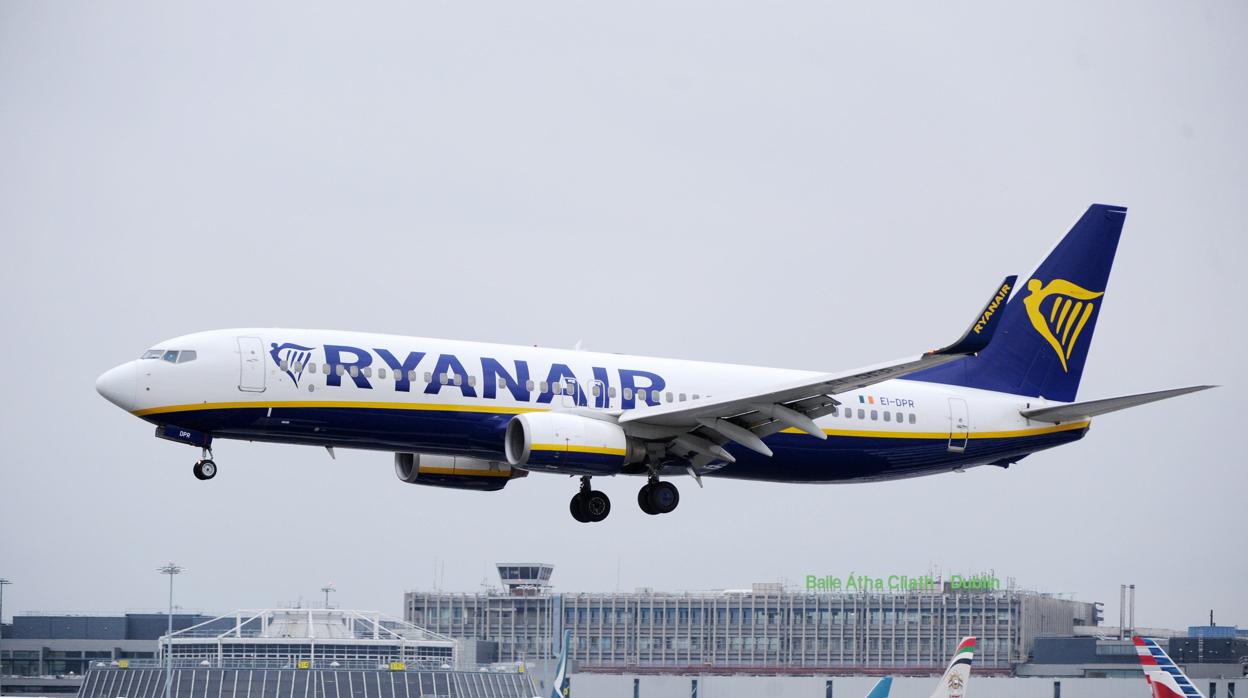 Los tripulantes de cabina de Ryanair no descartan ir a la huelga un día al mes