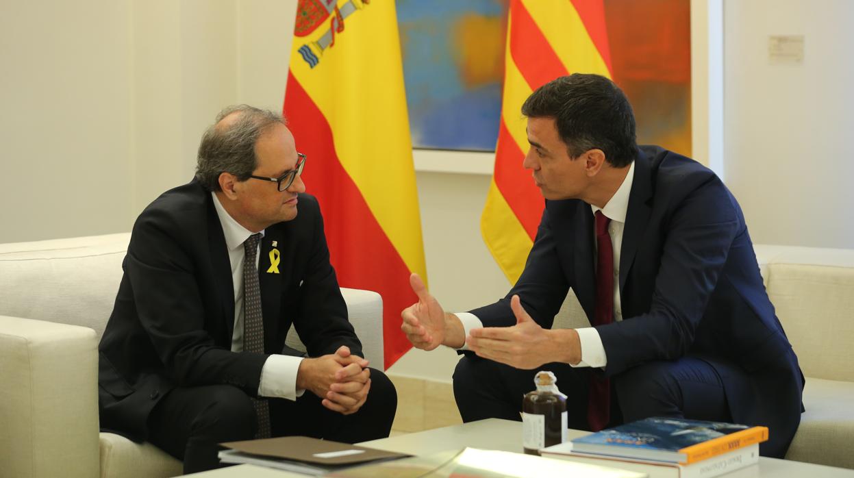 El presidente de la Generalitat, Quim Torra, junto al presidente del Gobierno, Pedro Sánchez