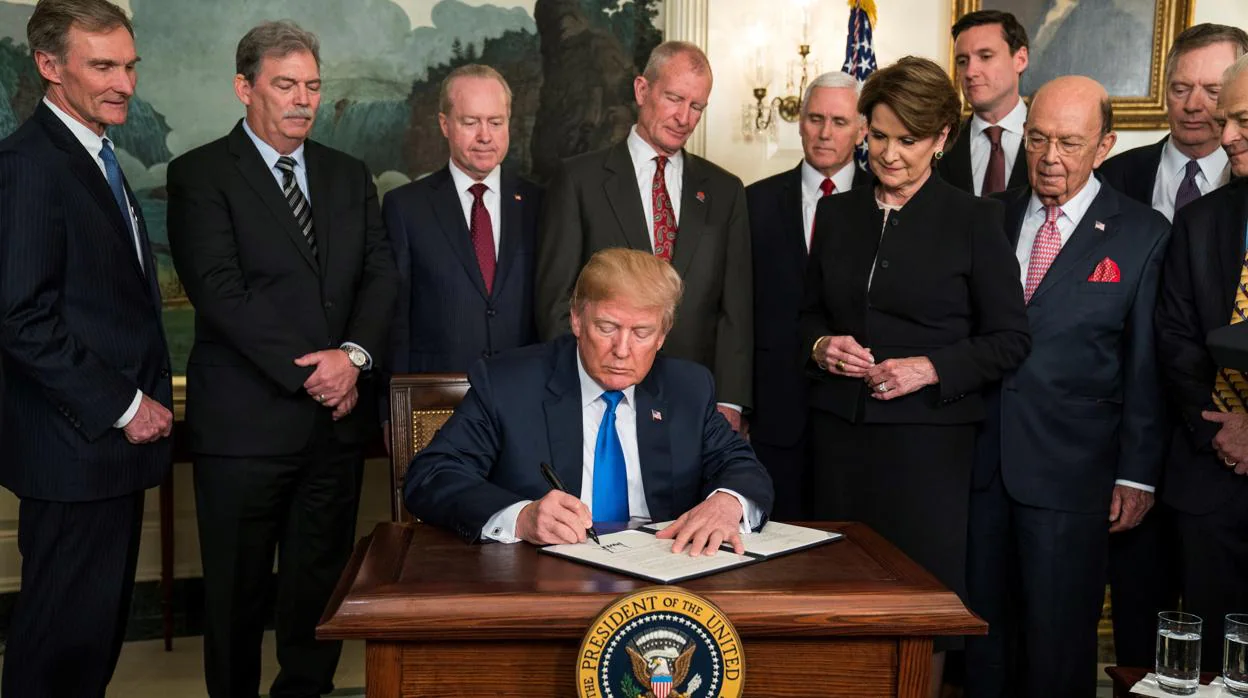 El presidente de EE.UU., Donald Trump, en la primera firma de imposición de aranceles a China